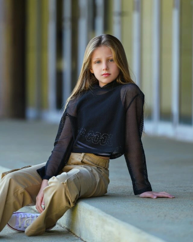 Meisje in zwart shirt – Veshion.nl